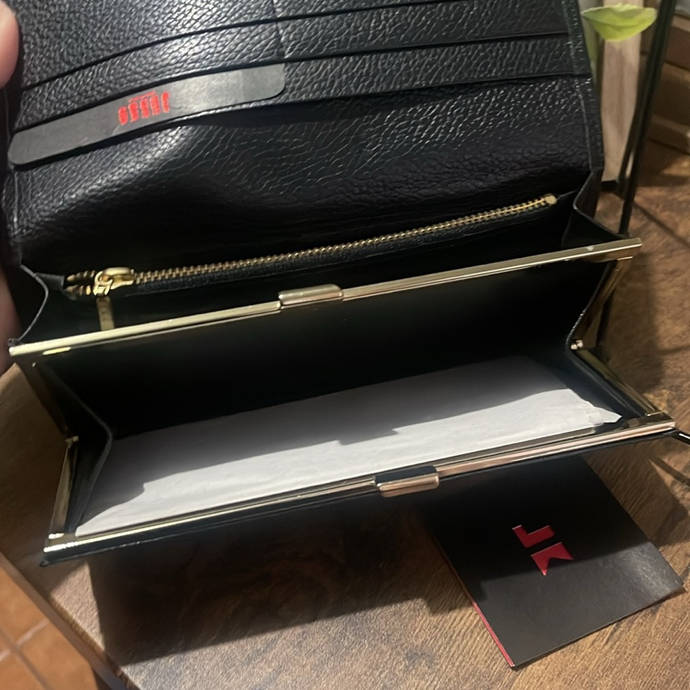 Junko wallet
Elegant Black Leather - Picture 2 of 7